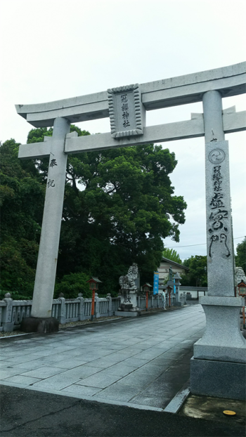 冠纓神社の裏門巨大な鳥居と狛犬