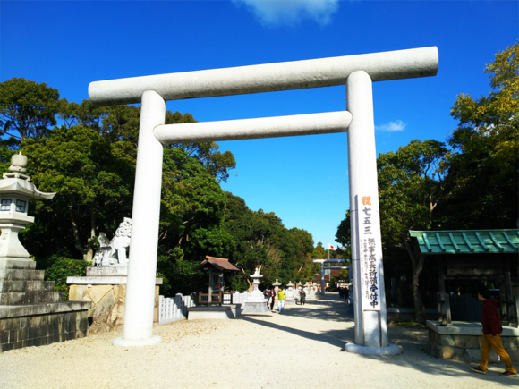 伊弉諾神宮の石でできた大きな鳥居