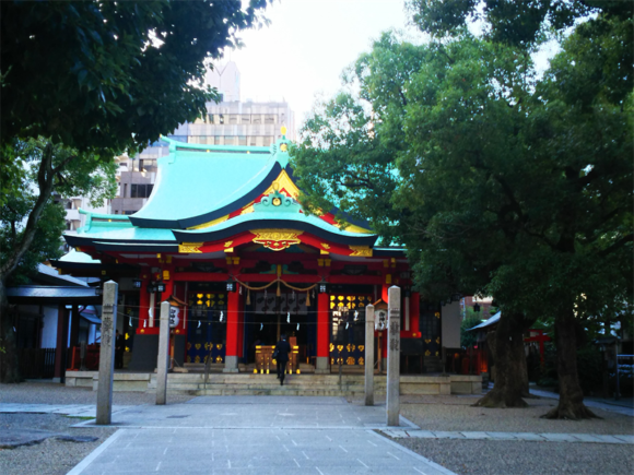 御霊神社の赤い拝殿