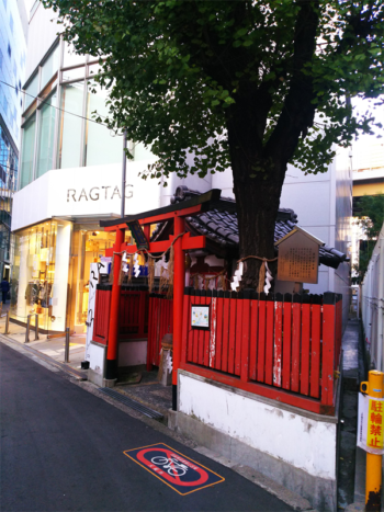 歯神社の境内