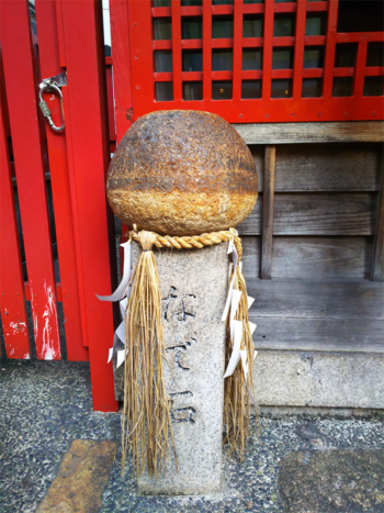 歯神社のなで石