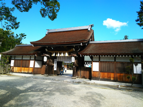 伊弉諾神宮の威厳あふれる随神門