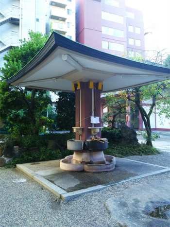 御霊神社のスタイリッシュな手水舎